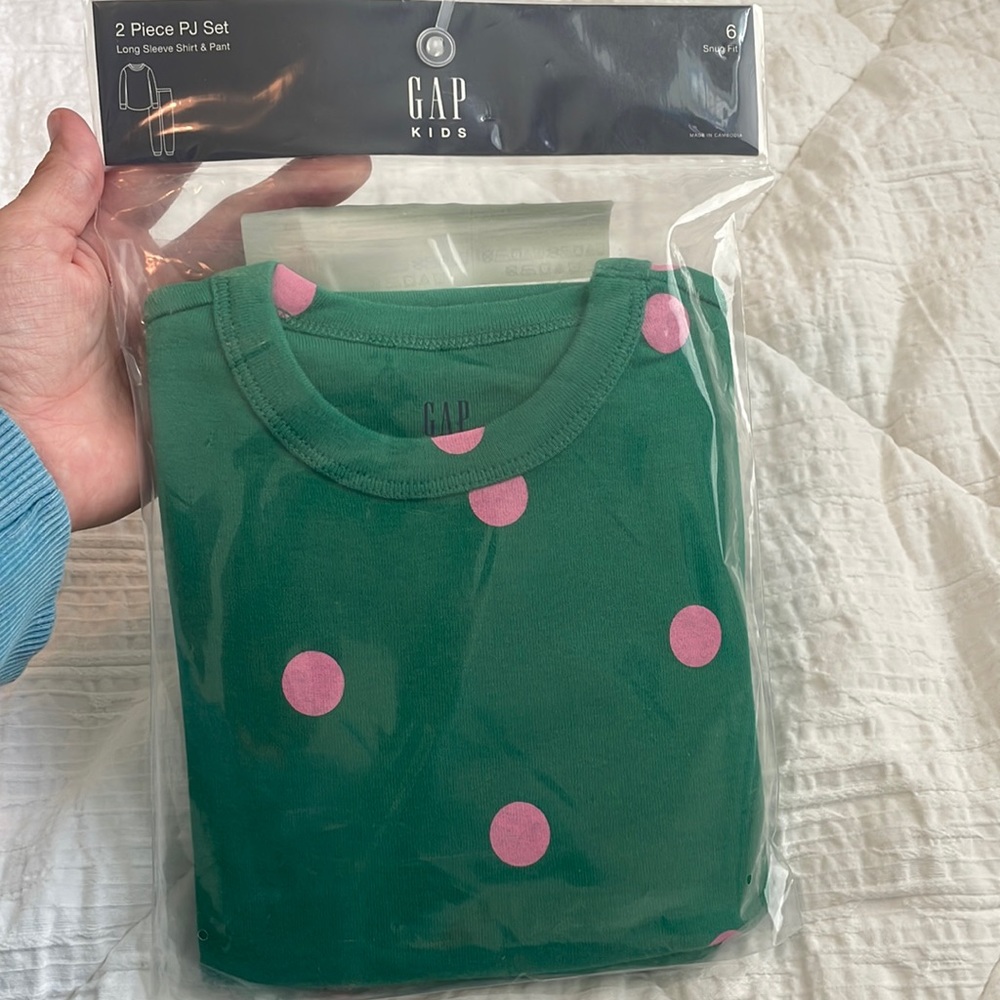 Gap Kids Long sleeve 2 piece Christmas pajama pj set. Green and pink polka dots